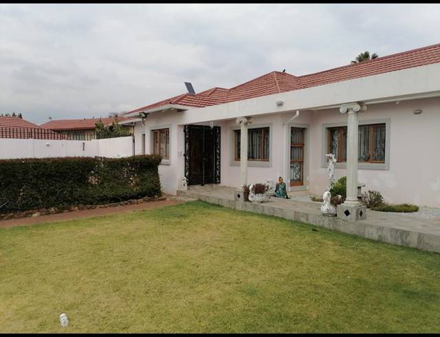 4 BEDROOM HOUSE FOR SALE IN MALVERN EAST EXT